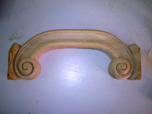 Detalle de una voluta tallada en madera